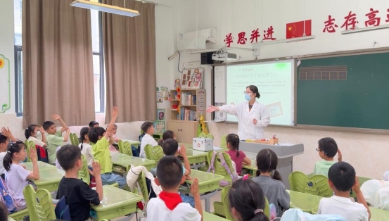 南京市齐武路小学文齐路校区红十字会开展世界红十字日活动2