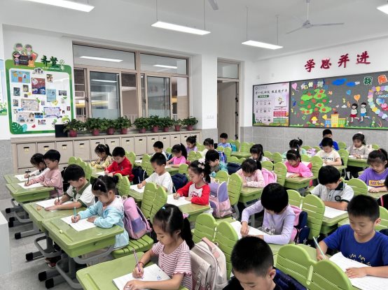 一9班写字照片